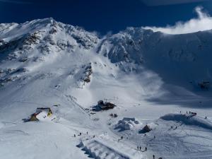 克尔茨什瓦拉乡Hotel of Ice Transylvania的山里积雪覆盖着,人们在山里