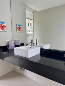 Ban Ang ThongVilla Nirwana - Jasmin 3BR with private pool的浴室设有白色水槽和镜子