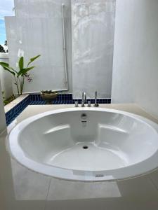 Ban Ang ThongVilla Nirwana - Jasmin 3BR with private pool的带窗户的浴室内的白色大浴缸
