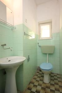 ZaglavApartments by the sea Zaglav, Dugi otok - 8146的一间带水槽和卫生间的浴室以及窗户。