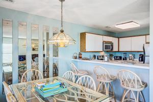 托普赛尔海滩Baylin A的厨房以及带桌椅的用餐室。