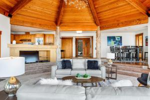 Buck Mountain Home的客厅配有白色家具和木制天花板