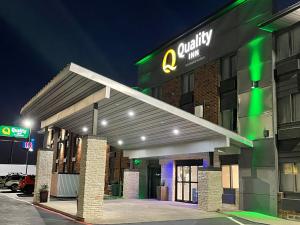 丹顿Quality Inn - Denton的一座晚上有q效率商场的建筑