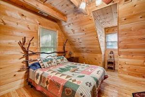 西杰斐逊Rustic Retreat的小木屋内一间卧室,配有一张床