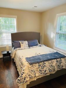 比福德Stylish and Cozy Retreat的卧室内的一张床位,设有两个窗户