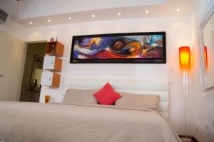 加拉加斯Una casa con vistas en Caracas的卧室配有一张床铺,墙上配有电视