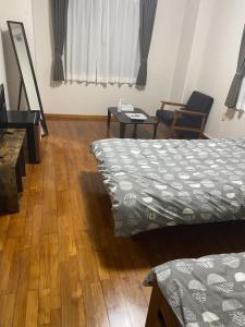 Ieロハス伊江島的客房设有两张床,铺有木地板。