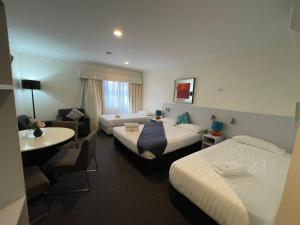 贝尔蒙特湖景汽车旅馆 的酒店客房设有两张床和一张桌子。