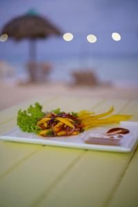 帕尔马岛Mistica Island Hostel - Isla Palma的桌上的盘子,有沙拉