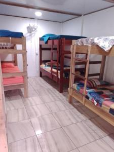 JalobaAmaya's Hostel的一间设有三张双层床的客房
