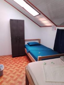 JalobaAmaya's Hostel的一间卧室配有蓝色的床和橱柜