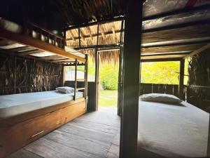 帕尔马岛Mistica Island Hostel - Isla Palma的房屋内设有一间带两张双层床的卧室
