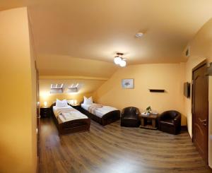 特尔古穆列什Pensiunea Muresul的酒店客房,配有两张床和两把椅子