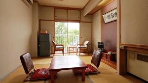 旭川高砂温泉日式旅馆的配有桌椅和厨房的房间