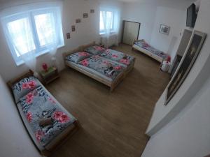 基约夫Rodinný Penzion Kyjov的卧室享有高空美景,设有三张床