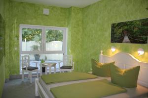 ZodelHotel/Pension Rast& Ruh的一间卧室设有两张床、一张桌子和一个窗口