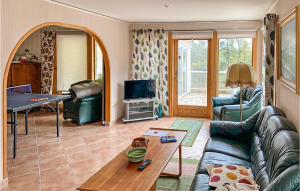 龙讷比Stunning Home In Ronneby With House Sea View的客厅配有沙发和桌子