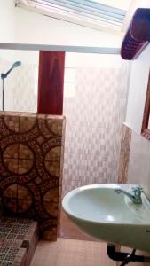 HitokalakLena house Flores的浴室配有盥洗盆和浴缸。