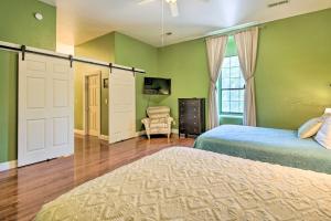 斯普林菲尔德Spacious Springfield Apt Less Than 4 Mi to Downtown!的一间卧室设有绿色的墙壁、一张床和窗户