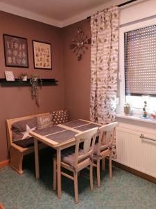 比特费尔德Ferienwohnung am Keramikatelier的一间带桌椅和窗户的用餐室