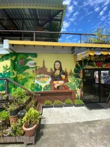 素可泰Mango House的建筑物旁边一个女人的壁画