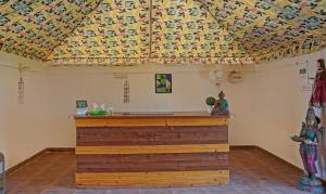 山姆Treebo Trend Desert Harmony Resort的客房设有带木台面的天花板。