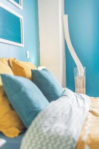 Puttelange-aux-LacsPrivate & Comfortable Apartments的蓝色客房配有带蓝色枕头的床