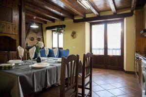 IruritaCasa Rural Senperenea I Landetxea的一间用餐室,配有一张带蓝桌布的桌子