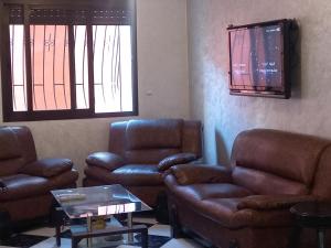 卡萨布兰卡APPARTEMENT ZENITH的带沙发、沙发和桌子的客厅