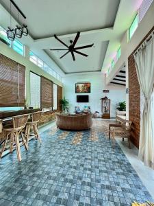 珍南海滩Adagaya Villa Langkawi - Private Pool Villa的大型客厅配有吊扇