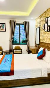 大叻DALAT STREAM HOTEL-Khách sạn đẹp Đà Lạt的一间卧室设有一张大床和一个窗户。
