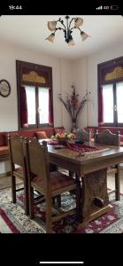 马克里尼撒Η θεα traditional house的一间带木桌和椅子的用餐室