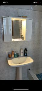马克里尼撒Η θεα traditional house的浴室设有白色水槽和镜子