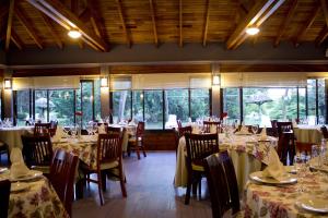 Scavino唐华金旅游乡村民宿的用餐室设有桌椅和窗户。