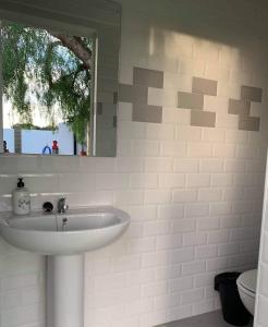 加的斯Apartamento “Las Cuadras “的浴室设有白色水槽和镜子
