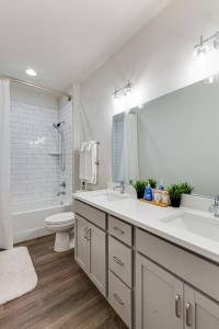 纳什维尔#BestStayEverNashville的浴室设有2个水槽、卫生间和镜子。