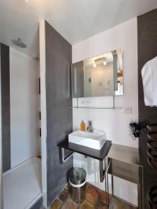 翁弗勒尔豪达勒餐厅酒店的一间带水槽和镜子的浴室