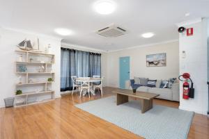 汤斯维尔Seaside Lodge Townsville的客厅配有沙发和桌子