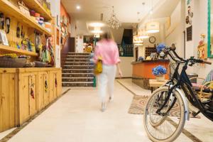 希洪圣米格尔酒店的一位妇女骑着自行车沿着商店的过道走下