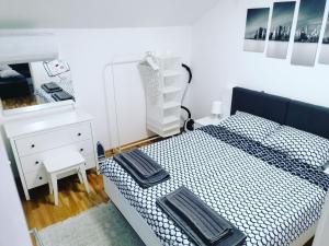 ObrenovacNenadovic Apartman的一间小卧室,配有一张床和一个梳妆台