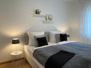 特拉本特拉巴赫NEU - Premium-Ferienhaus MOSEL-SONNE的一间卧室配有一张大床和一盏灯