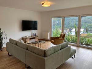 特拉本特拉巴赫NEU - Premium-Ferienhaus MOSEL-SONNE的客厅配有大沙发和电视