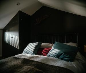 布莱顿霍夫Tiny Floating Home with Marina Views的一间黑色卧室,配有带枕头的床