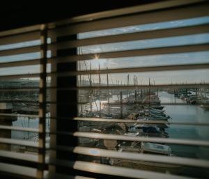布莱顿霍夫Tiny Floating Home with Marina Views的从带船只的码头的窗户欣赏美景