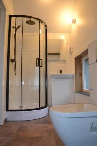 索姆勒兹Chateau Brulant的一间带玻璃淋浴和浴缸的浴室