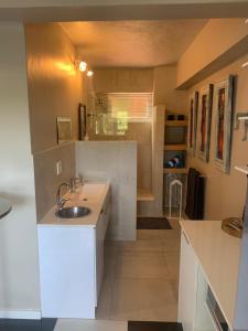 开普敦Home Suite Hout Bay的白色的厨房设有水槽和台面