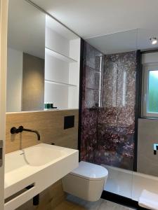 科赫姆Moselfreude的一间带水槽、卫生间和镜子的浴室