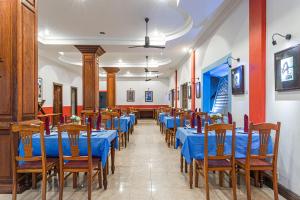 暹粒Sihariddh BnB Villa的一间配备有蓝色桌椅的用餐室