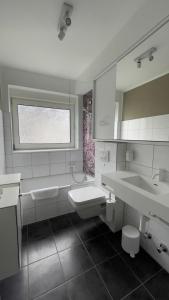科赫姆Moselfreude的白色的浴室设有两个盥洗盆和镜子