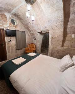 于尔居普ROCA CAPPADOCIA的石头间内一间卧室,配有一张床
